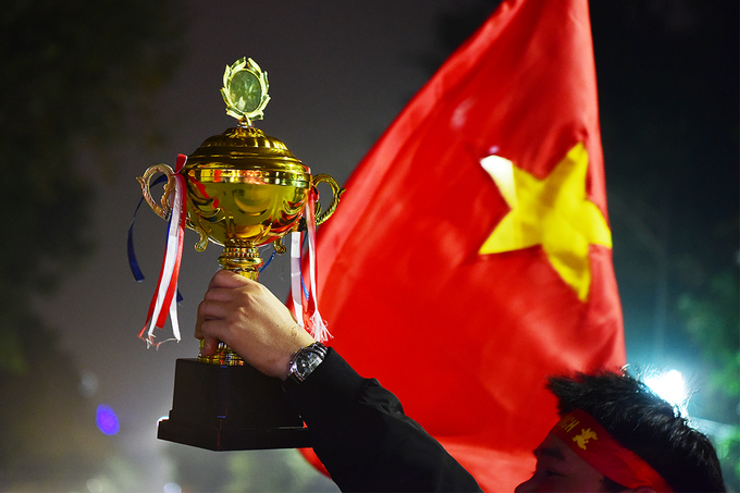 Đêm không ngủ của người hâm mộ bóng đá ở Hà Nội